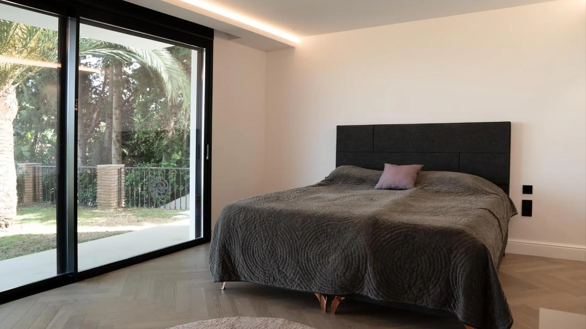 Apartment Exquisite 5 Bdrm Luxury Villa W Gym, Bbq, And Pool Marbella Spain