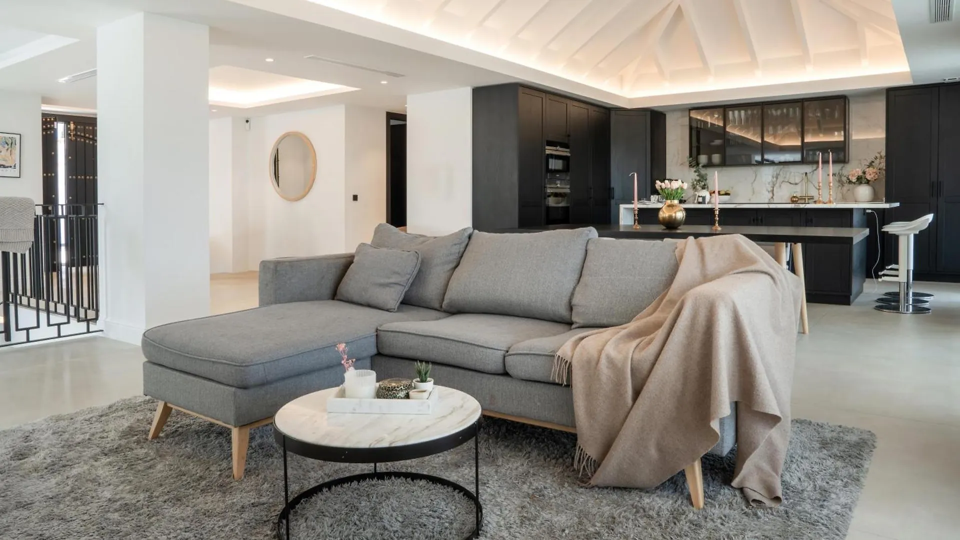 Exquisite 5 Bdrm Luxury Villa W Gym, Bbq, And Pool Marbella Apartment