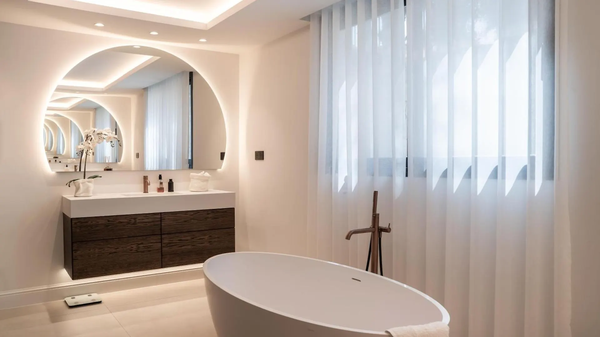 Exquisite 5 Bdrm Luxury Villa W Gym, Bbq, And Pool Marbella Apartment